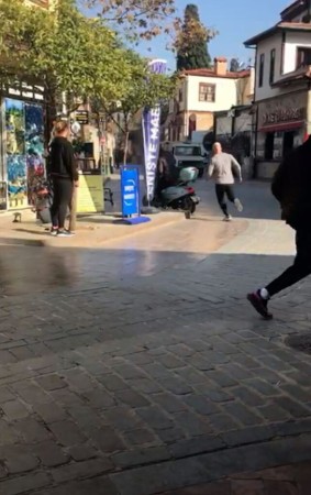 Aktyor Antaliyada güllə keçirməyən şüşə villada görüntüləndi  - FOTO